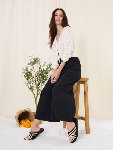 Klapki z materiałowymi paskami - czarny. Czarne klapki Sinsay, bez wzorów, z materiału, bez obcasa. Za 25.99 zł.