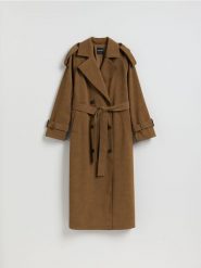 Długi trencz z paskiem - brązowy. Brązowe płaszcze Reserved, l, bez wzorów, ze skóry, bez kaptura. Za 399.99 zł.
