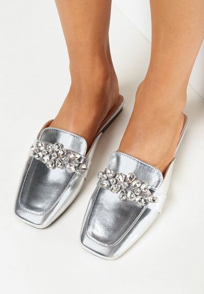 Srebrne Klapki z Kwadratowym Noskiem i Kryształami Nainthea. Szare klapki Born2be, bez wzorów, bez obcasa, na płaskiej podeszwie. Za 49.99 zł.