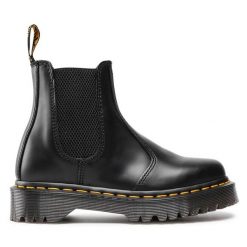 Sztyblety Dr. Martens. Czarne botki Dr. Martens, bez wzorów, bez obcasa, na płaskiej podeszwie, bez zapięcia. Za 1,039.00 zł.