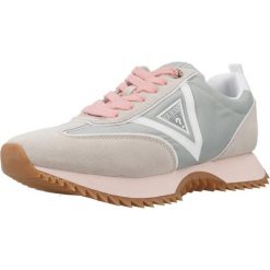 Kapcie GUESS FLTBAI SUE12 Zielony. Zielone obuwie domowe Guess, z aplikacjami, ze skóry, bez zapięcia. Za 493.12 zł.