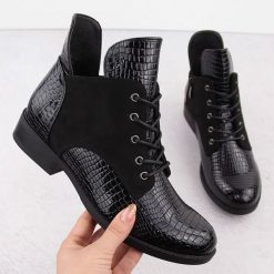 Botki damskie lakierowane kroko czarne Vinceza 16477. Czarne botki VINCEZA, bez wzorów, z lakierowanej skóry, bez obcasa, bez zapięcia. Za 169.99 zł.
