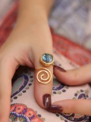 L'Atelier de Gaia Pozłacany pierścionek z labradorytem rozmiar: onesize. Niebieskie pierścionki L'Atelier de Gaia, z labradorytem, pozłacane. Za 61.60 zł.