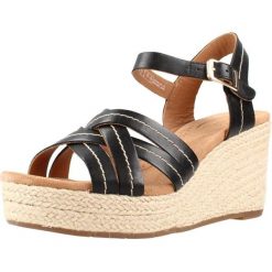 Sandały CLARKS SABINA STRAP Czarny. Czarne sandały Clarks, bez wzorów, ze skóry, bez obcasa, bez zapięcia. Za 258.99 zł.