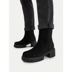 Botki Nine West. Czarne botki Nine West, bez wzorów, bez obcasa, na słupku, bez zapięcia. Za 279.99 zł.