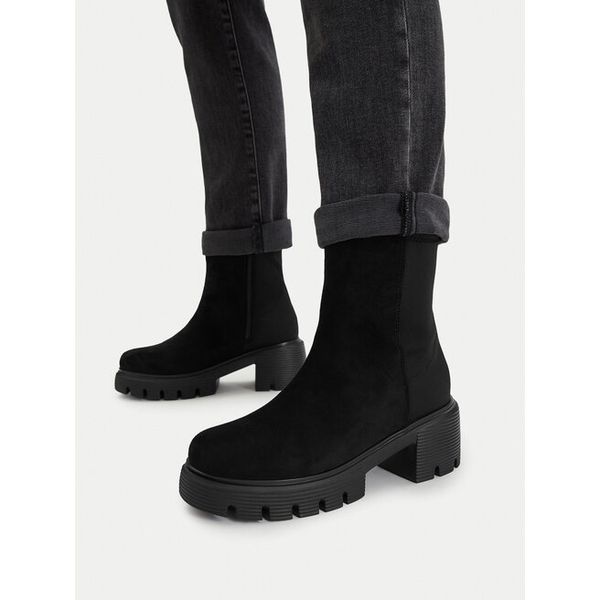 Botki Nine West. Czarne botki Nine West, bez wzorów, bez obcasa, na słupku, bez zapięcia. Za 279.99 zł.