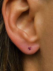 Les Petites Précieuses Pozłacane kolczyki-wkrętki z rubinem rozmiar: onesize. Czerwone kolczyki Les Petites Précieuses, z rubinem, pozłacane. Za 153.34 zł.