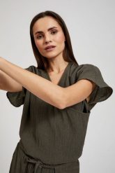 Koszula z dekoltem w serek i krótkimi rękawami oliwkowa. Zielone koszule MOODO, l, bez wzorów, bez kołnierzyka, bez ramiączek. W wyprzedaży za 29.99 zł.