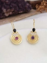 L'Atelier de Gaia Pozłacane kolczyki z ametystami rozmiar: onesize. Czarne kolczyki L'Atelier de Gaia, z ametystem, pozłacane, z zapięciem typu bigiel. Za 100.52 zł.