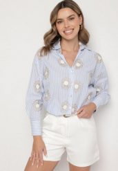 Jasnoniebieska Bawełniana Koszula w Paski Zdobiona Haftem z Metaliczną Nicią Redamia. Niebieskie koszule Born2be, l, z aplikacjami, z bawełny, eleganckie, bez kołnierzyka, bez ramiączek. Za 74.99 zł.