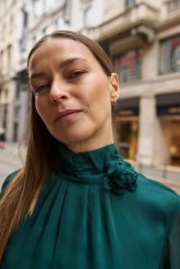 Koszula z kwiatem zielona. Zielone koszule MOODO, bez wzorów, z poliesteru, bez kołnierzyka, bez ramiączek. Za 129.99 zł.