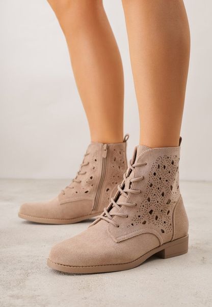 Ciemnobeżowe Sznurowane Botki z Ażurową Cholewką Zeliana. Brązowe botki Born2be, w ażurowe wzory, z jeansu, bez obcasa, na płaskiej podeszwie, bez zapięcia. Za 119.99 zł.