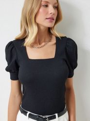 Happiness Istanbul Koszulka w kolorze czarnym rozmiar: 36. Czarne bluzki Happiness Istanbul, bez wzorów, bez kołnierzyka, bez ramiączek. Za 78.95 zł.