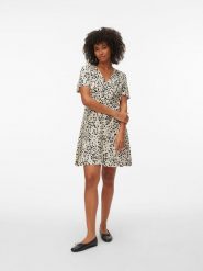 Vero Moda Sukienka w kolorze kremowo-czarnym rozmiar: XS. Brązowe sukienki Vero Moda, na imprezę, s, bez wzorów, z wiskozy, klasyczne, bez kołnierzyka, bez ramiączek, mini. Za 161.07 zł.