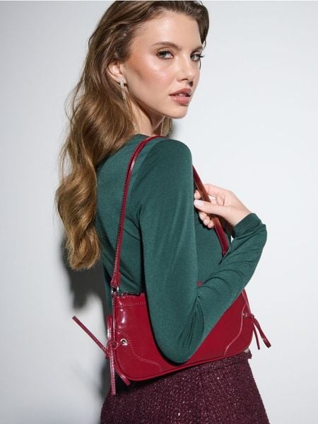 Mała lakierowana torebka na ramię - bordowy. Czerwone torby na ramię Sinsay, bez wzorów, z lakierowanej skóry, na ramię, małe, lakierowane, bez dodatków. Za 29.99 zł.