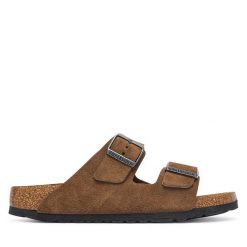 Klapki Birkenstock. Brązowe klapki Birkenstock, bez wzorów, bez obcasa. Za 549.99 zł.