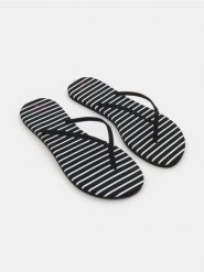 Japonki w paski - czarny. Czarne klapki Sinsay, bez wzorów, bez obcasa. Za 15.99 zł.