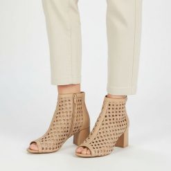 Botki damskie Maciejka, cholewka ze skóry naturalnej licowej ażurowa konstrukcja zwarta bryła wyraźnie zaznaczona linia przodu, beżowe, 07412-04/00-1. Brązowe botki Maciejka, na lato, w ażurowe wzory, ze skóry, z otwartym noskiem, bez obcasa, na obcasie, bez zapięcia. Za 539.00 zł.