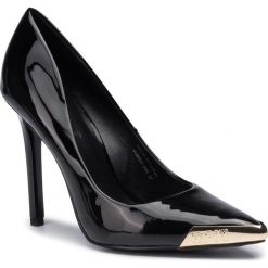 Szpilki VERSACE JEANS COUTURE - EOVUBS01 71155 899. Czarne szpilki Versace Jeans Couture, bez wzorów, z jeansu, bez obcasa, na obcasie, bez zapięcia. Za 779.00 zł.