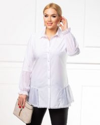 Elegancka biała zapinana koszula z falbanką PLUS SIZE XXL. Białe koszule Nasi partnerzy, plus size, bez wzorów, z koronki, eleganckie, bez kołnierzyka, plus size, bez ramiączek. Za 199.90 zł.