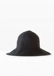 Kapelusz typu bucket w stylu żebrowanym. Czarne kapelusze bonprix, bez wzorów. Za 34.99 zł.