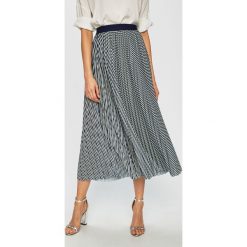 Guess Jeans - Spódnica. Białe spódnice Guess Jeans, l, z aplikacjami, z elastanu, maxi, plisowane. W wyprzedaży za 399.90 zł.