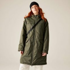 Kurtka przeciwdeszczowa z kapturem damska Regatta Romine II. Brązowe kurtki sportowe Regatta, bez wzorów, z kapturem, trekkingowe. Za 379.99 zł.