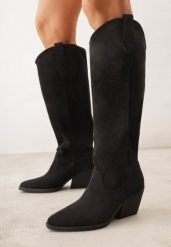 Czarne Gładkie Kozaki Kowbojki z Imitacji Zamszu na Stożkowym Obcasie Karelia. Czarne kozaki Born2be, z materiału, z otwartym noskiem, bez obcasa, na obcasie, bez zapięcia. Za 199.99 zł.