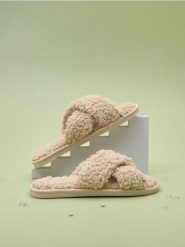 Kapcie teddy - kremowy. Białe obuwie domowe Sinsay, bez wzorów, bez zapięcia. Za 25.99 zł.