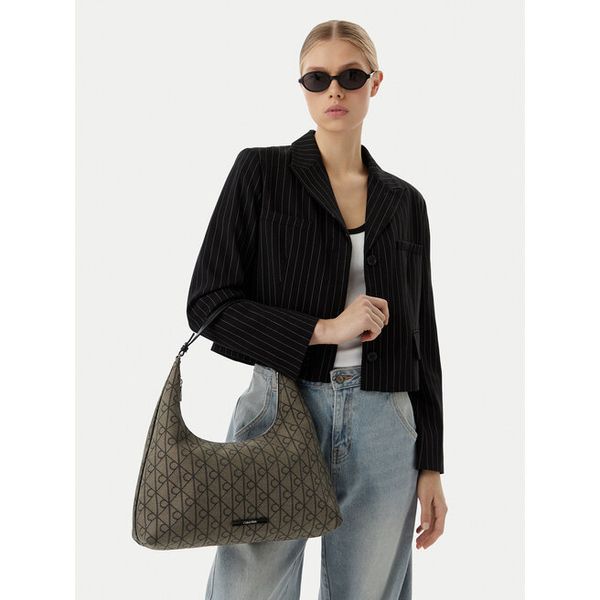 Torebka Calvin Klein. Brązowe torebki klasyczne Calvin Klein, bez wzorów, bez dodatków. Za 569.99 zł.