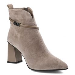 Beżowe Botki Cambell Eleganckie Obuwie Damskie Na Obcasie. Brązowe botki Cambell, bez wzorów, bez obcasa, na obcasie, bez zapięcia. Za 329.00 zł.
