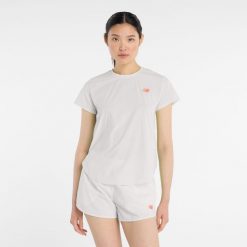 Koszulka damska New Balance WT51227GYM – szara. Szare koszulki sportowe New Balance, bez wzorów, z lycry, bez ramiączek, do biegania. Za 359.99 zł.