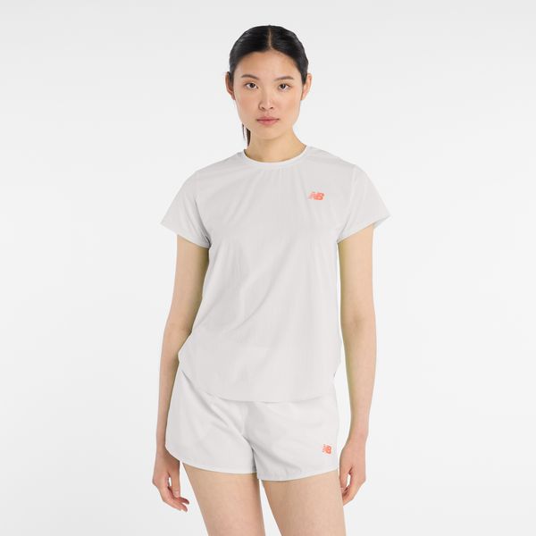 Koszulka damska New Balance WT51227GYM – szara. Szare koszulki sportowe New Balance, bez wzorów, z lycry, bez ramiączek, do biegania. Za 359.99 zł.