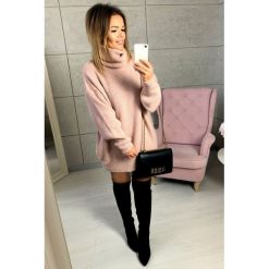 Tunika VALETA. Czerwone tuniki Tunika VALETA, uniwersalny, bez wzorów, bez kołnierzyka, bez ramiączek. W wyprzedaży za 79.00 zł.