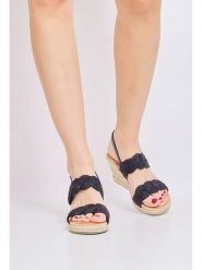 Bellucci Sandały w kolorze czarnym na koturnie rozmiar: 37. Czarne sandały Bellucci, bez wzorów, z otwartym noskiem, bez obcasa, na koturnie, bez zapięcia. Za 100.99 zł.