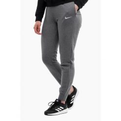 Spodnie sportowe damskie Nike Wmns Fleece Pants. Białe obuwie sportowe Nike, xs, bez wzorów, z dresówki, na fitness i siłownię. Za 192.00 zł.
