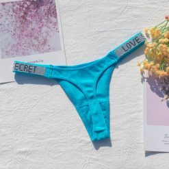 Stringi z szeroką gumką i nowoczesnym designem Dior. Fioletowe stringi Intica, bez wzorów, z materiału. W wyprzedaży za 79.00 zł.