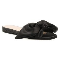 Klapki Eva Longoria. Czarne klapki Eva Longoria, bez wzorów, bez obcasa. Za 429.99 zł.