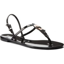 Sandały KARL LAGERFELD - KL80002 Black Rubber. Czarne klapki KARL LAGERFELD, z aplikacjami, z tworzywa sztucznego, bez obcasa, na obcasie, bez zapięcia. W wyprzedaży za 239.00 zł.