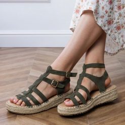 Zielone sandały espadryle na niskiej platformie Amur. Zielone sandały bez wzorów, bez obcasa, bez zapięcia. Za 126.62 zł.