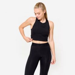 Koszulka fitness damska Domyos crop top bez rękawów. Czarne koszulki sportowe DOMYOS, bez wzorów, z elastanu, bez ramiączek, na fitness i siłownię. W wyprzedaży za 49.99 zł.