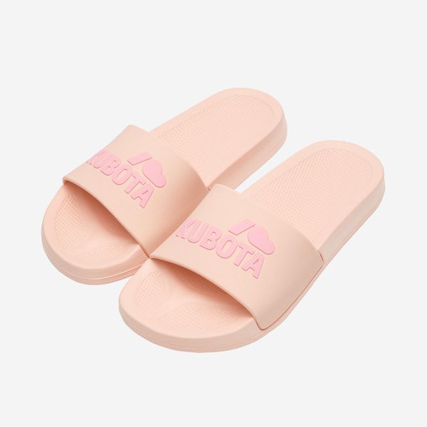 Różowo-beżowe klapki Kubota Basic. Brązowe klapki Kubota, bez wzorów, z materiału, bez obcasa. W wyprzedaży za 49.99 zł.