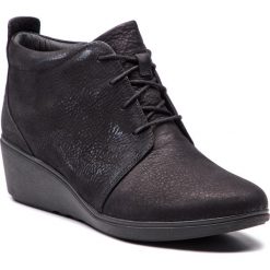 Botki CLARKS - Un Tallara Eva 261360134 Black Nubuck. Czarne botki Clarks, bez wzorów, z nubiku, bez obcasa, na obcasie, bez zapięcia. W wyprzedaży za 309.00 zł.