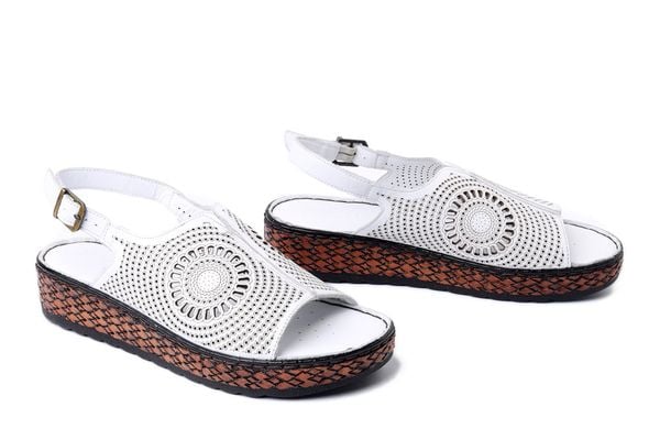 KOCH 030.127.0440.S all white, sandały damskie. Białe sandały KOCH, w ażurowe wzory, z gumy, bez obcasa, bez zapięcia. Za 143.94 zł.