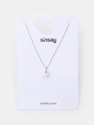 Srebrny naszyjnik z zawieszką w kształcie łezki z cyrkonią - srebrny. Szare naszyjniki Sinsay, z cyrkonią, srebrne. Za 7.99 zł.