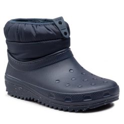 Botki Crocs. Niebieskie botki Crocs, bez wzorów, bez obcasa, na płaskiej podeszwie, bez zapięcia. Za 389.99 zł.