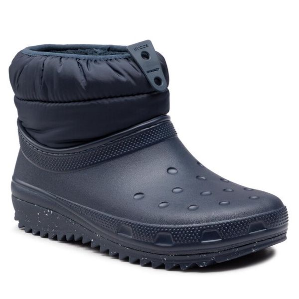 Botki Crocs. Niebieskie botki Crocs, bez wzorów, bez obcasa, na płaskiej podeszwie, bez zapięcia. Za 389.99 zł.