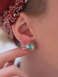 L'Atelier de Gaia Pozłacane kolczyki-wkrętki z labradorytami rozmiar: onesize. Czarne kolczyki L'Atelier de Gaia, z labradorytem, pozłacane. Za 74.63 zł.