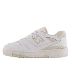 Buty do chodzenia dla dorosłych New Balance 550 White Beige. Białe obuwie sportowe New Balance, bez zapięcia, trekkingowe. W wyprzedaży za 498.30 zł.
