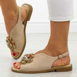 Beżowe płaskie sandały damskie S.Barski 001. Brązowe sandały S.BARSKI, z aplikacjami, ze skóry, eleganckie, bez obcasa, na płaskiej podeszwie, bez zapięcia. Za 199.00 zł.